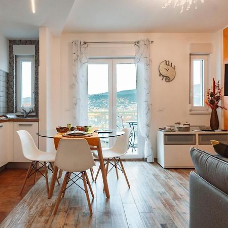 San Giusto Elegante Bilocale Con Balcone E Vista Apartment ตรีเอสเต ภายนอก รูปภาพ
