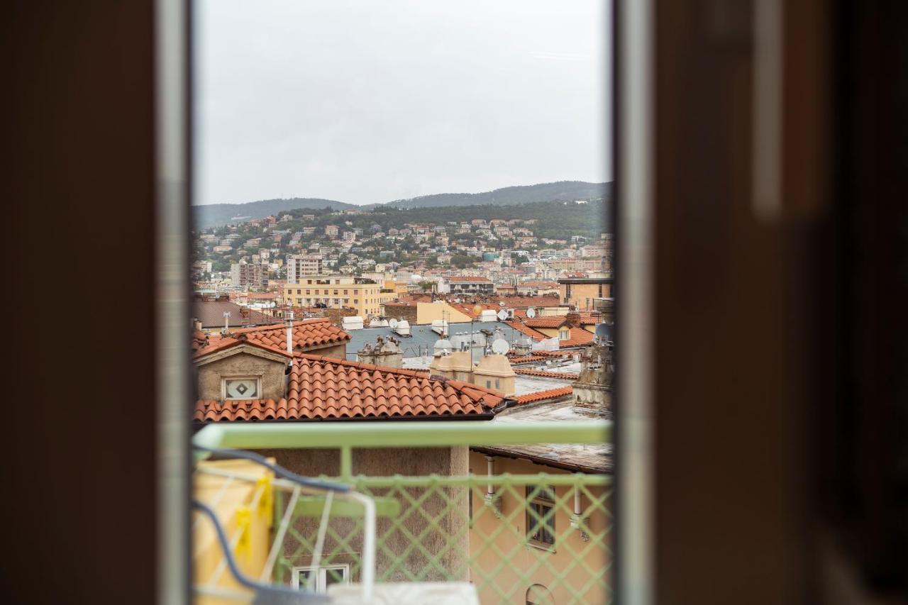 San Giusto Elegante Bilocale Con Balcone E Vista Apartment ตรีเอสเต ภายนอก รูปภาพ